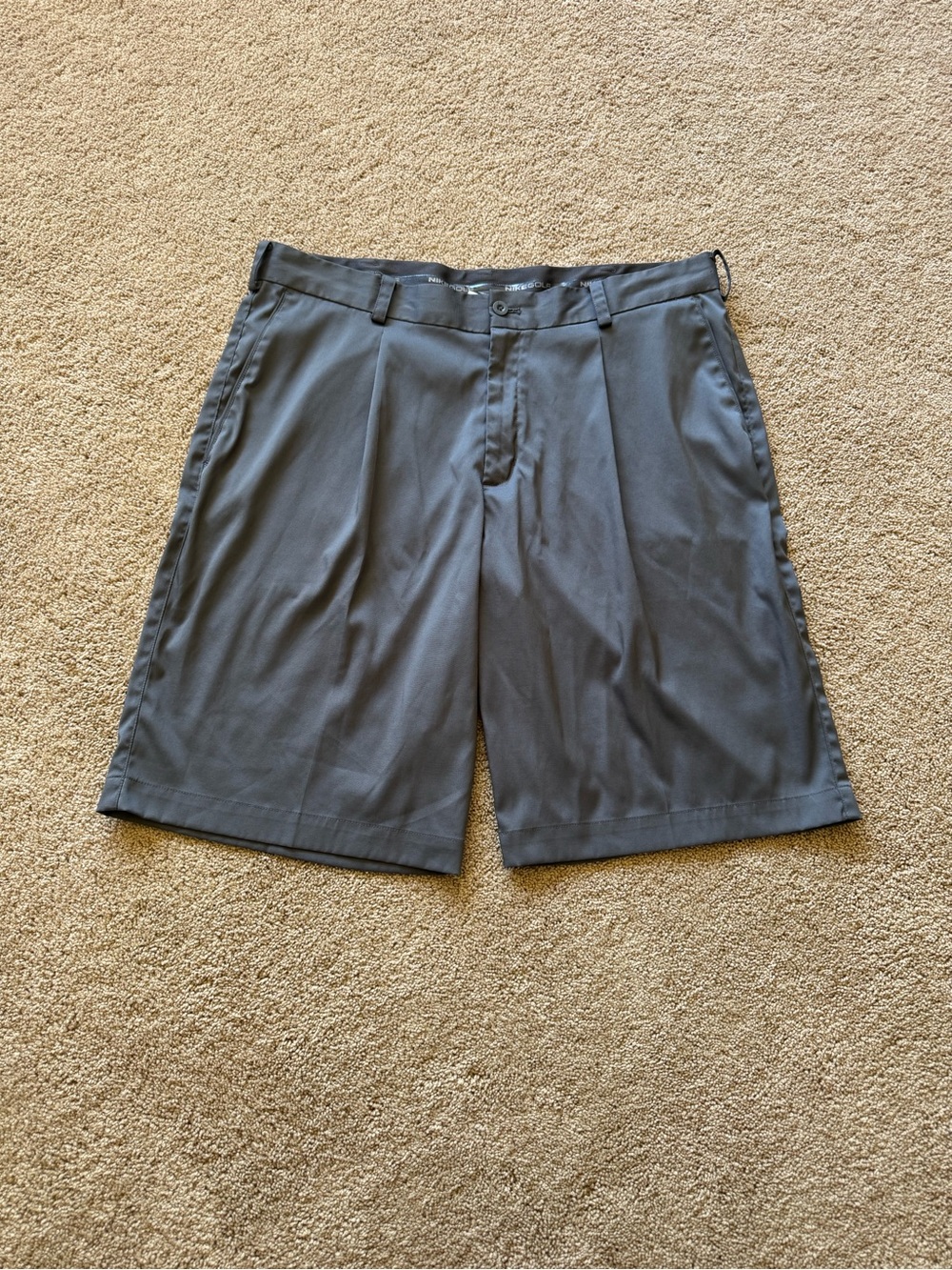 Men’s Size 35 Gray Nike Pleated Golf Shorts